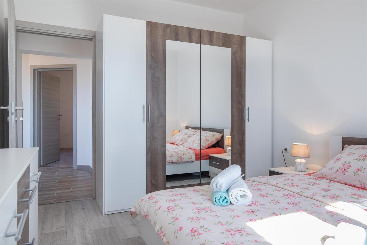 Kaylie Apartment プーラ エクステリア 写真